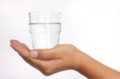  Un verre d'eau dans la main